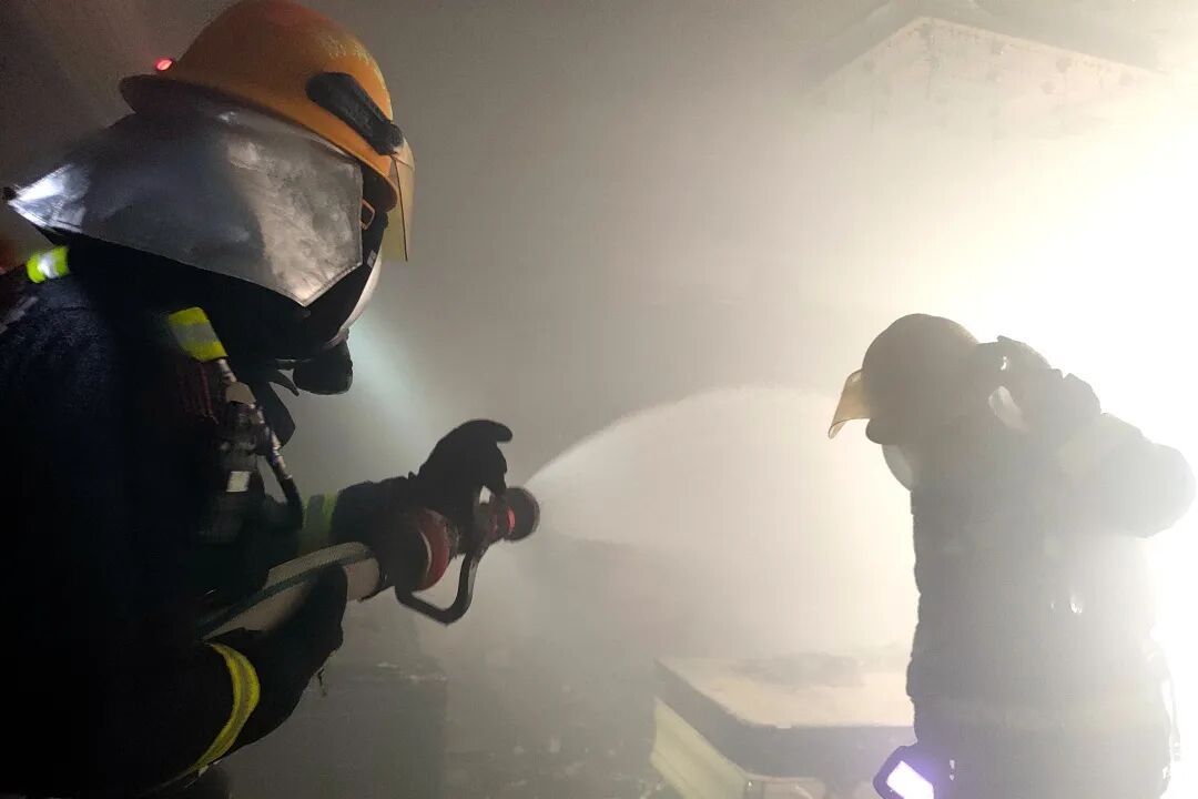 手机充电器未拔，客厅被烧光！多地居民留言：我家也一样！