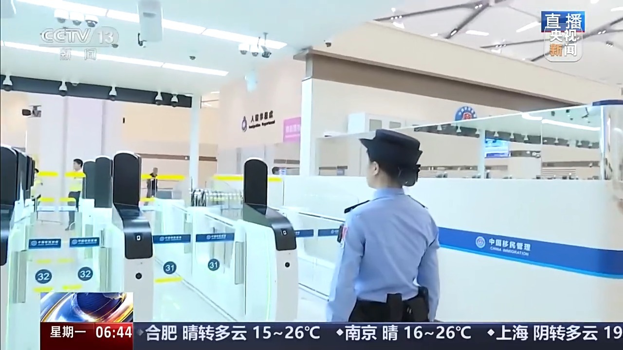 首批通关旅客进入皇岗口岸查验区域 现场直击→
